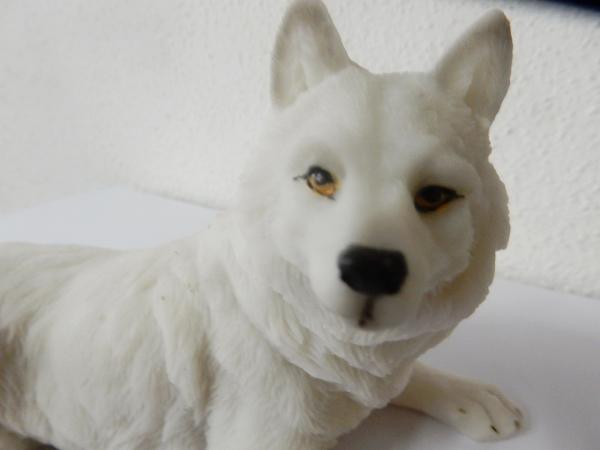 Weißer Wolf Figur liegend3